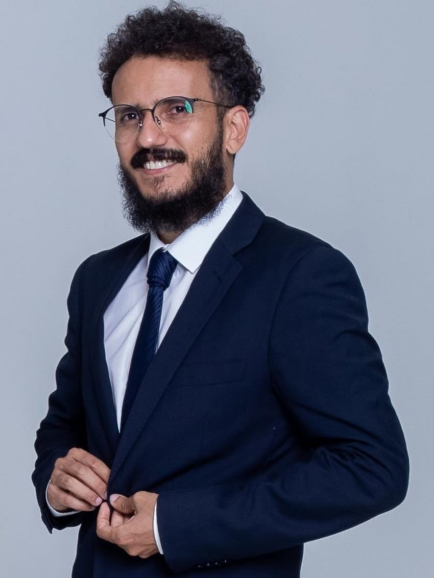 Dr. Pedro Almeida sorrindo, advogado especialista em direito de família
